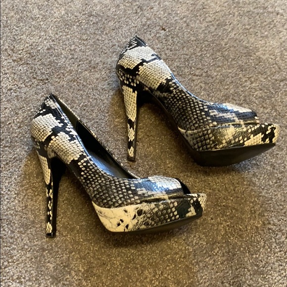 Size 38 Aldo black/white/gray snake skin heels - Picture 2 of 3